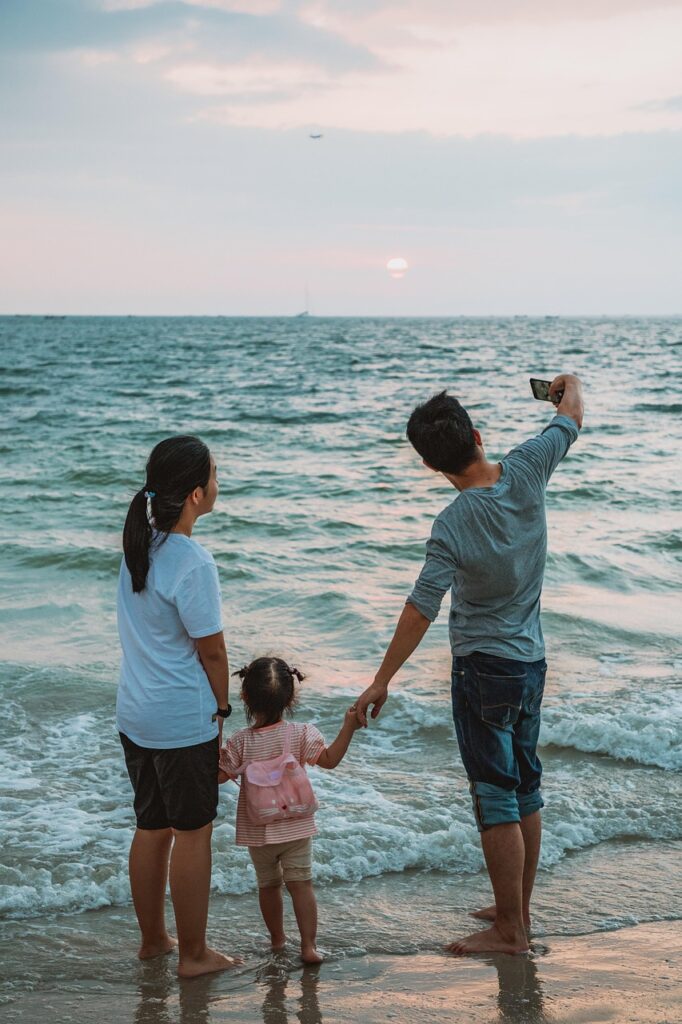 selfie, beach, family, child, mother, father, vacations, mobile, smartphone, photo, summer, sea, water, ocean, happy, to travel, people, girl, asian, asia, nature, chinese-5219189.jpg